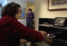 woman drinking: online training